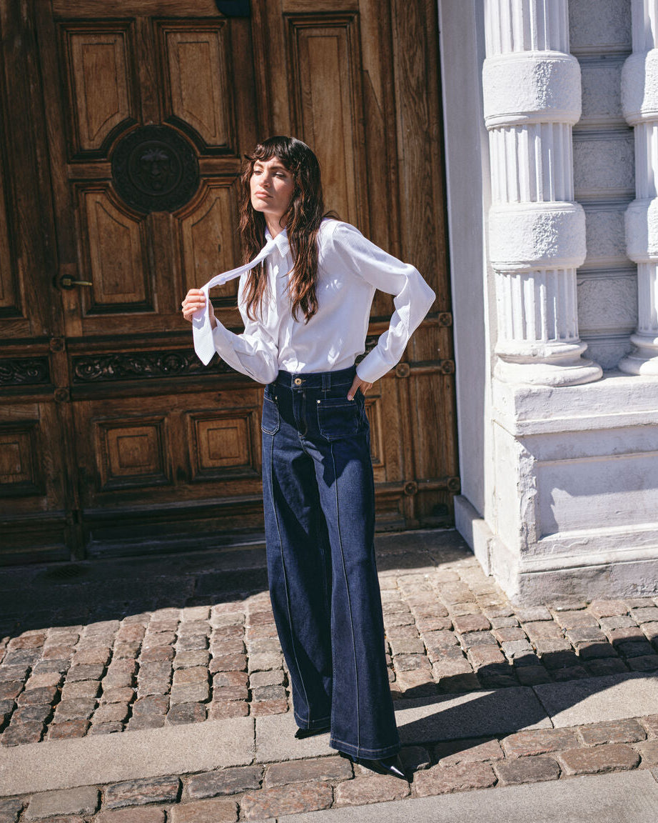 Modelshot / White / Detail